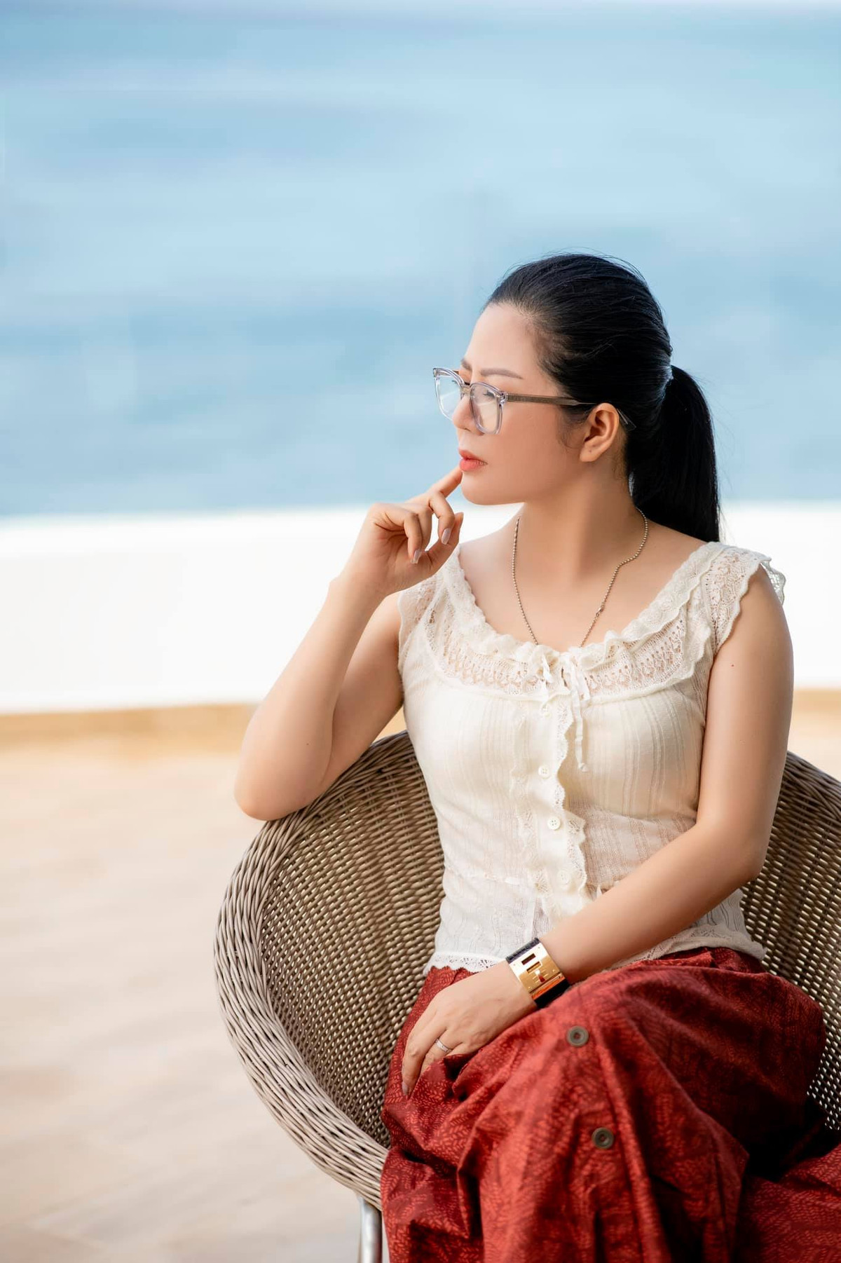 Ngoài kia kẻ trục lợi, kẻ thực dụng, kẻ vô ơn bạc bẽo, kẻ cơ hội đầy rẫy lấn át cả số người tốt gần như đến hiếm quý. Nàng vẫn lạc quan. Vẫn ôm ấp những người thật sự tri kỷ. Thoảng thốt vì thấy họ quý giá với nàng hơn tất cả. Chỉ biết nói yêu thương thật nhiều những viên kim cương của nàng họ bên nàng yêu thương nàng chẳng vì lý do gì ngoài duyên đời đưa tới. Rưng rưng và nâng niu", ca sĩ Đinh Hiền Anh viết.