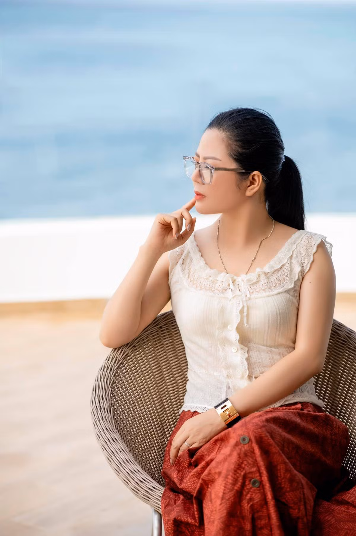 Ngoài kia kẻ trục lợi, kẻ thực dụng, kẻ vô ơn bạc bẽo, kẻ cơ hội đầy rẫy lấn át cả số người tốt gần như đến hiếm quý. Nàng vẫn lạc quan. Vẫn ôm ấp những người thật sự tri kỷ. Thoảng thốt vì thấy họ quý giá với nàng hơn tất cả. Chỉ biết nói yêu thương thật nhiều những viên kim cương của nàng họ bên nàng yêu thương nàng chẳng vì lý do gì ngoài duyên đời đưa tới. Rưng rưng và nâng niu", ca sĩ Đinh Hiền Anh viết.