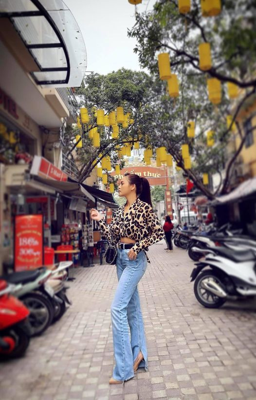 Diễn viên Thu Quỳnh chân dài với quần bò ống loe.