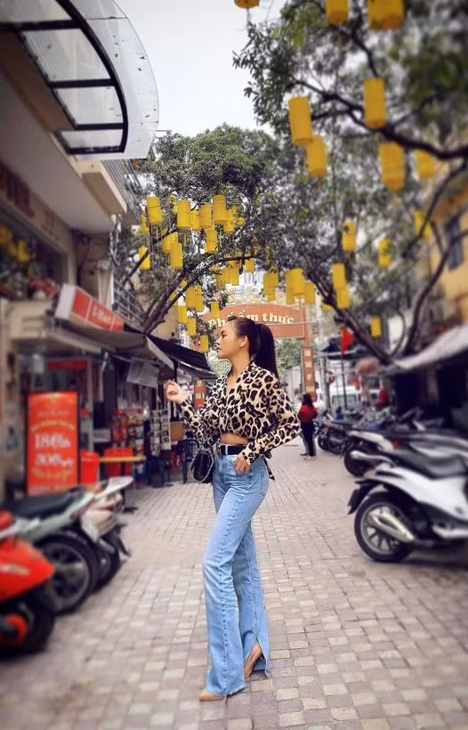 Diễn viên Thu Quỳnh chân dài với quần bò ống loe.