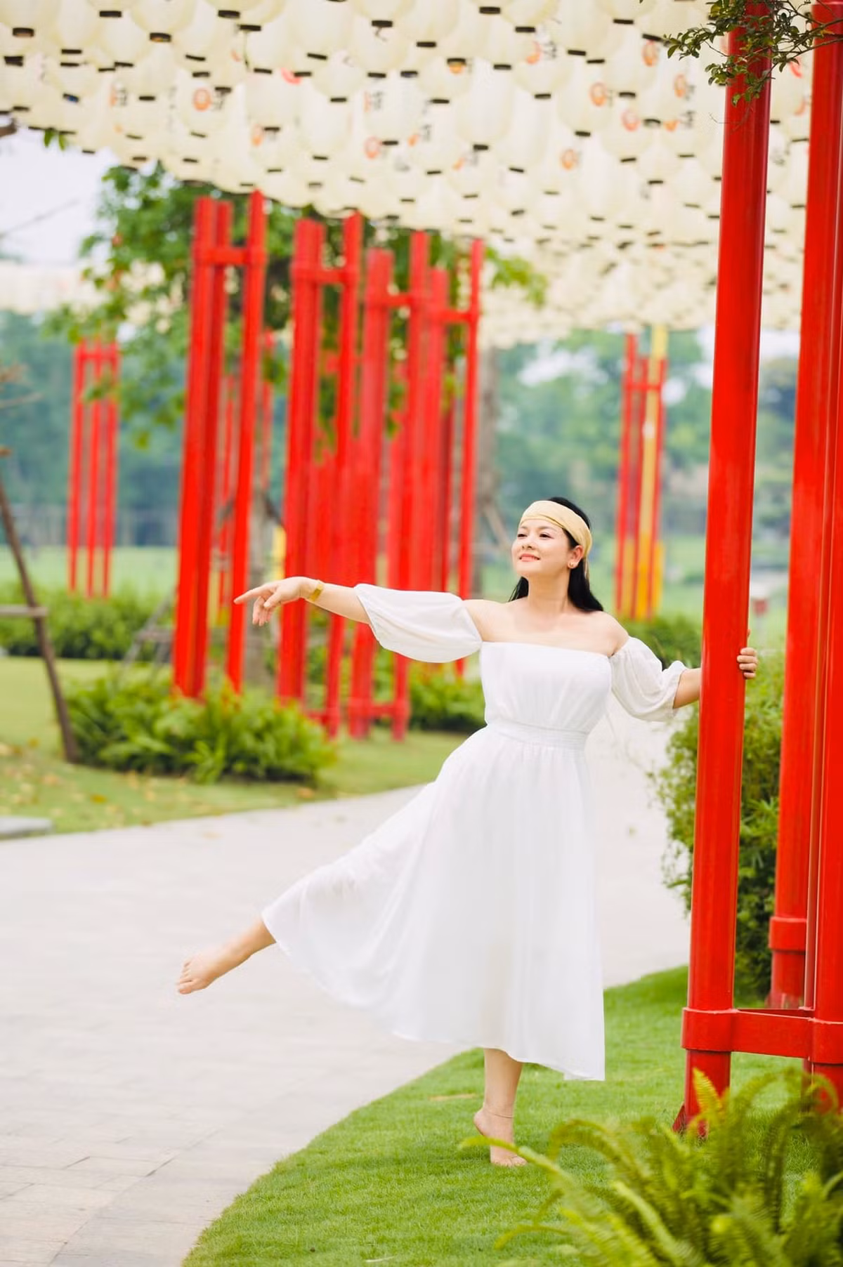 NSND Thu Quế cũng gây ấn tượng không kém NSND Thu Hà về nhan sắc không tuổi.