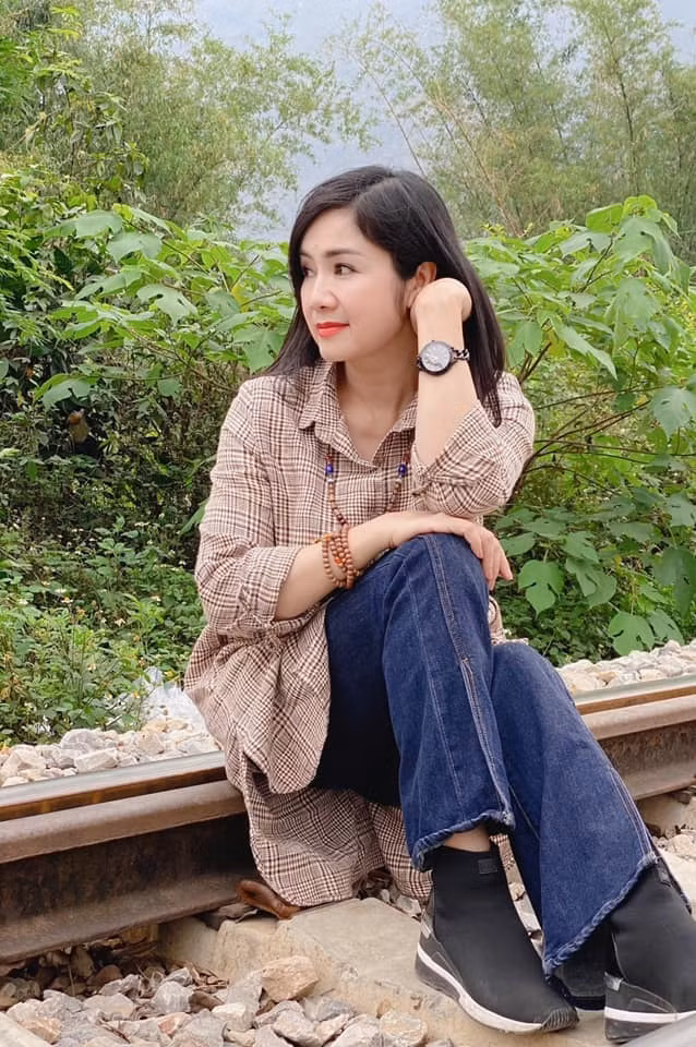 Khác với hình ảnh già dặn của bà Bạch Cúc trên phim "Hướng dương ngược nắng", ngoài đời NSND Thu Hà vô cùng trẻ trung, trẻ hơn nhiều so với tuổi 52 của chị. Nữ nghệ sĩ thường xuyên chia sẻ những bức ảnh đời thường khiến nhiều người ngưỡng mộ.