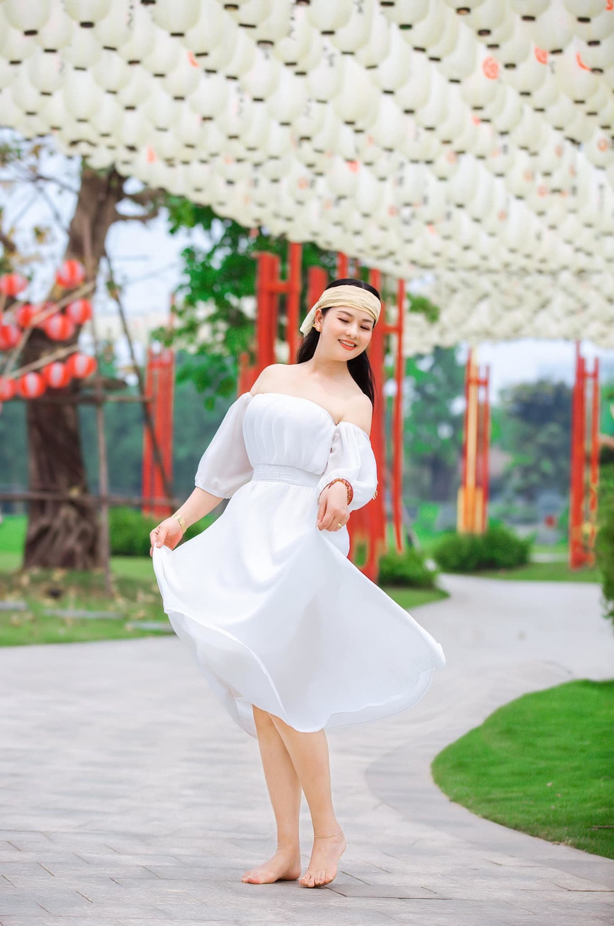 Trên trang cá nhân, nữ nghệ sĩ thường xuyên chia sẻ những bức ảnh tạo dáng trẻ trung, khoe nhan sắc tuổi 52 đáng ngưỡng mộ.