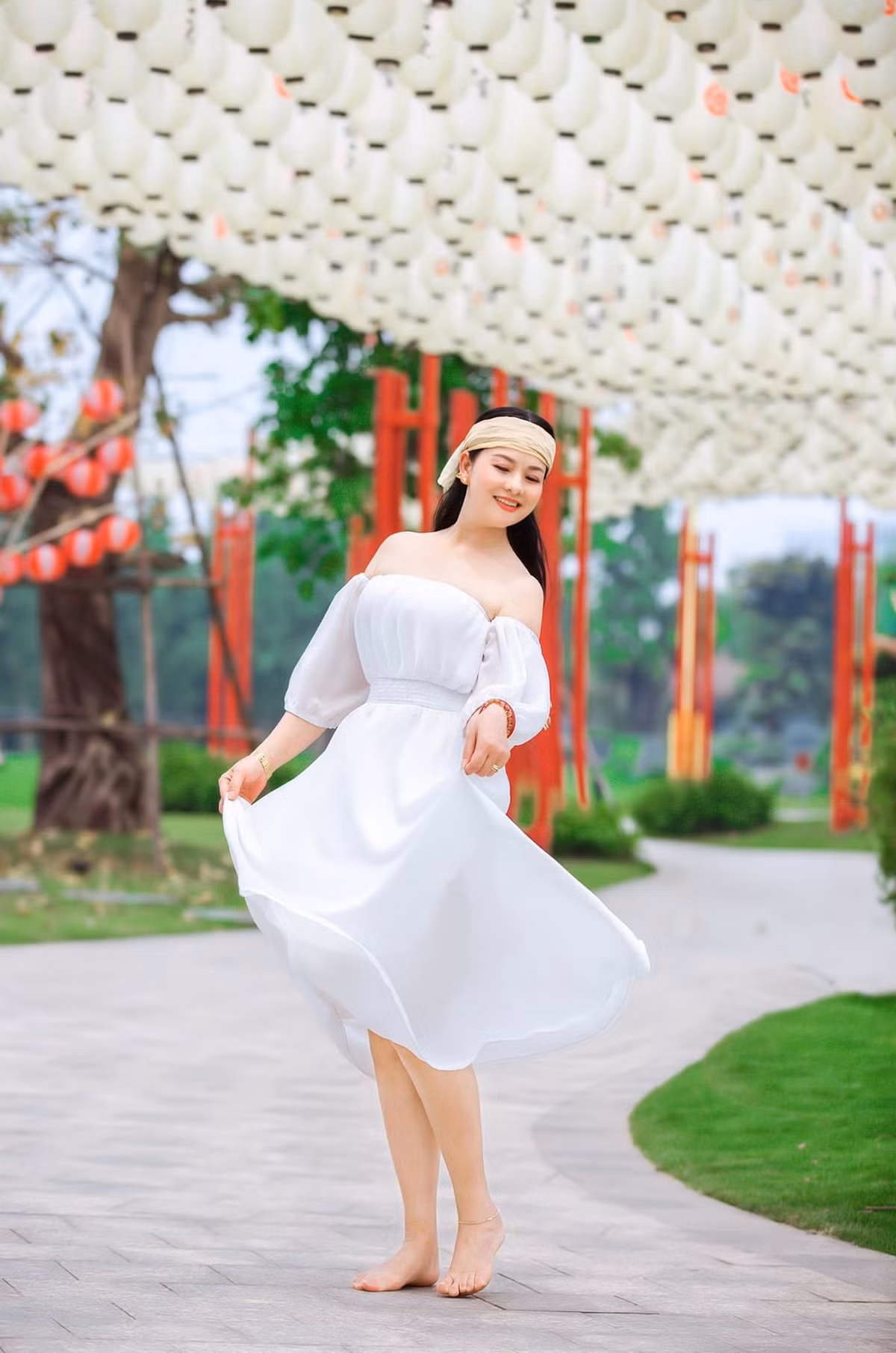 Trên trang cá nhân, nữ nghệ sĩ thường xuyên chia sẻ những bức ảnh tạo dáng trẻ trung, khoe nhan sắc tuổi 52 đáng ngưỡng mộ.