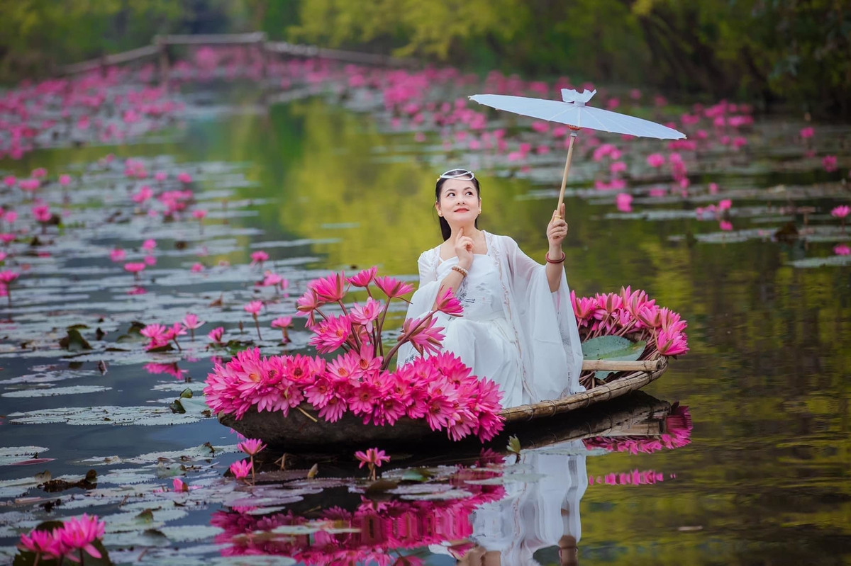 Nhiều năm không đóng phim và dù đã ở tuổi ngoài 50 nhưng NSND Thu Quế vẫn giữ được nhan sắc tươi trẻ và thân hình đáng ngưỡng mộ nhờ quan điểm sống tích cực cũng như chăm chỉ tập luyện rèn luyện sức khỏe.