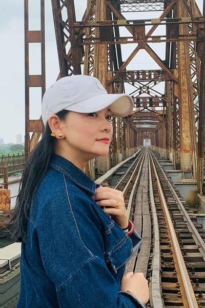 Ngoài hình ảnh bánh bèo thì hai nữ nghệ sĩ thi thoảng cũng gây bất ngờ với hình ảnh trong trang phục khỏe khoắn với mũ thể thao thế này.