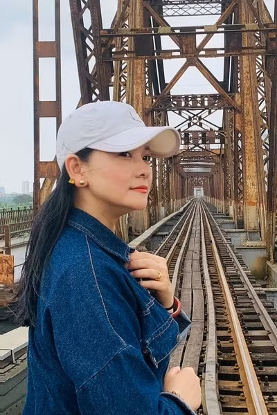 Ngoài hình ảnh bánh bèo thì hai nữ nghệ sĩ thi thoảng cũng gây bất ngờ với hình ảnh trong trang phục khỏe khoắn với mũ thể thao thế này.