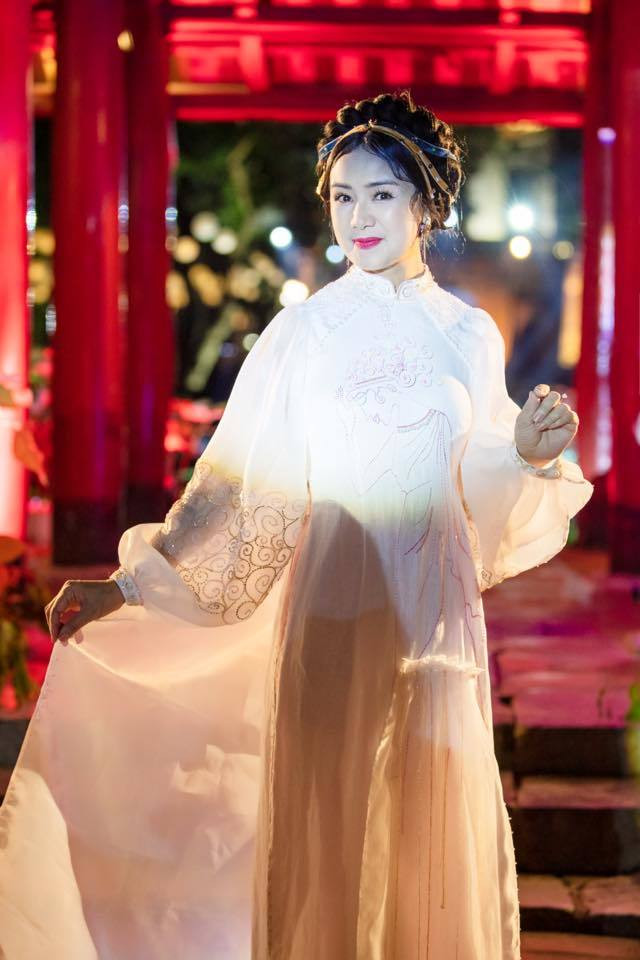 Mới đây chị còn gây ấn tượng trên sân khấu thời trang khi được trang điểm gợi nhớ đến nhân vật Quận chúa Quỳnh Hoa mà NSND Thu Hà đảm nhiệm trong Đêm hội Long Trì nhiều năm trước.