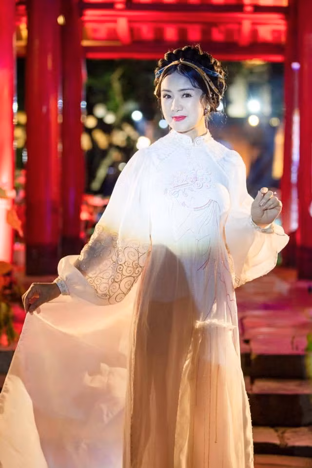 Mới đây chị còn gây ấn tượng trên sân khấu thời trang khi được trang điểm gợi nhớ đến nhân vật Quận chúa Quỳnh Hoa mà NSND Thu Hà đảm nhiệm trong Đêm hội Long Trì nhiều năm trước.