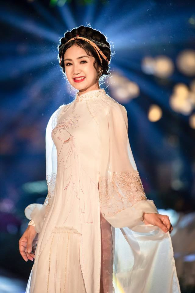 NSND Thu Hà chia sẻ với VietNamNet về bí quyết để trở thành "mỹ nhân không tuổi": "Nhiều khi tôi cứ bị áp lực vì hình ảnh của mình lúc còn trẻ. Bản thân tôi cứ vô tư sống nhưng mỗi lần xuất hiện một nếp nhăn, đám bạn thân cũng băn khoăn nói gì đến khán giả đã yêu quý mình thấy mình thay đổi.