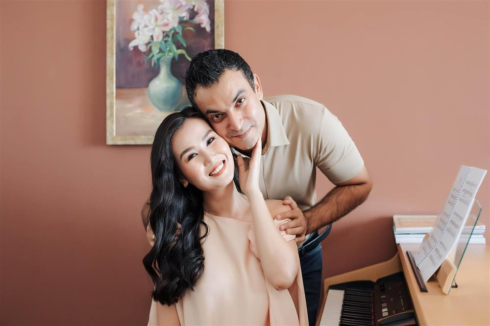 Võ Hạ Trâm lên xe hoa với ông xã ngoại quốc vào đầu năm 2019. Chồng nữ ca sĩ tên Vikas Chaudhary, một doanh nhân Ấn Độ. Anh hiện sống và làm việc tại TP.HCM, là chủ tịch công ty chuyên về đá hoa cương nổi tiếng. Ngày 12/7, Võ Hạ Trâm hạ sinh con gái đầu lòng. Tên thật của bé cũng được hé lộ là Chaudhary Vaishali Tây Phương, tên thân mật là Moon.