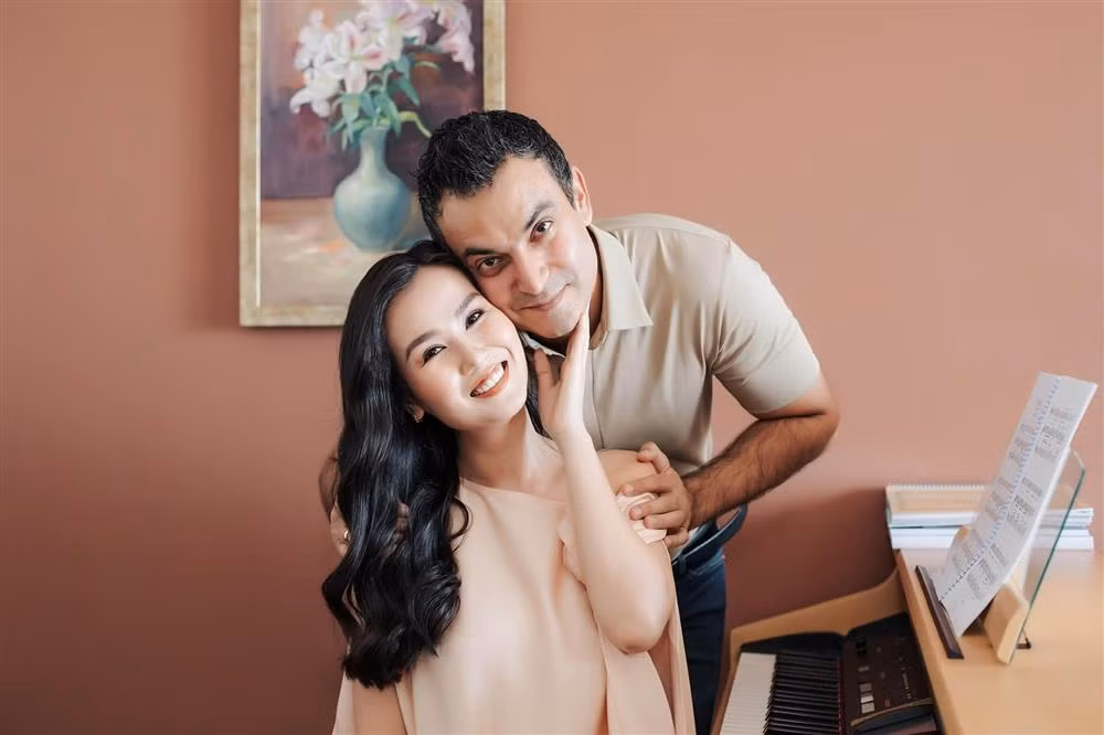 Võ Hạ Trâm lên xe hoa với ông xã ngoại quốc vào đầu năm 2019. Chồng nữ ca sĩ tên Vikas Chaudhary, một doanh nhân Ấn Độ. Anh hiện sống và làm việc tại TP.HCM, là chủ tịch công ty chuyên về đá hoa cương nổi tiếng. Ngày 12/7, Võ Hạ Trâm hạ sinh con gái đầu lòng. Tên thật của bé cũng được hé lộ là Chaudhary Vaishali Tây Phương, tên thân mật là Moon.