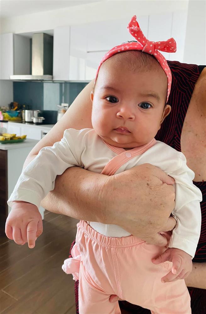 Sáng nay em bé đi chích ngừa, mặc bộ đồ sợ người ta nói giống con trai nên mẹ quất thêm cài nơ đồ cho bà con nhận diện là con gái. Sáng em chích, chiều mẹ chích, 2 mẹ con hôm nay bao phê thuốc nha con", Võ Hạ Trâm "lầy lội".