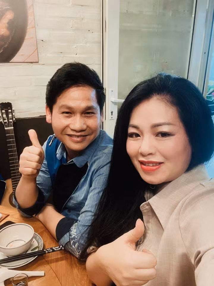  Trọng Tấn đăng ảnh nhí nhảnh bên Anh Thơ kèm chú thích: ''Show to đầu xuân mà cô ấy Anh Thơ đá mắt lông nheo là có ý gì...''.