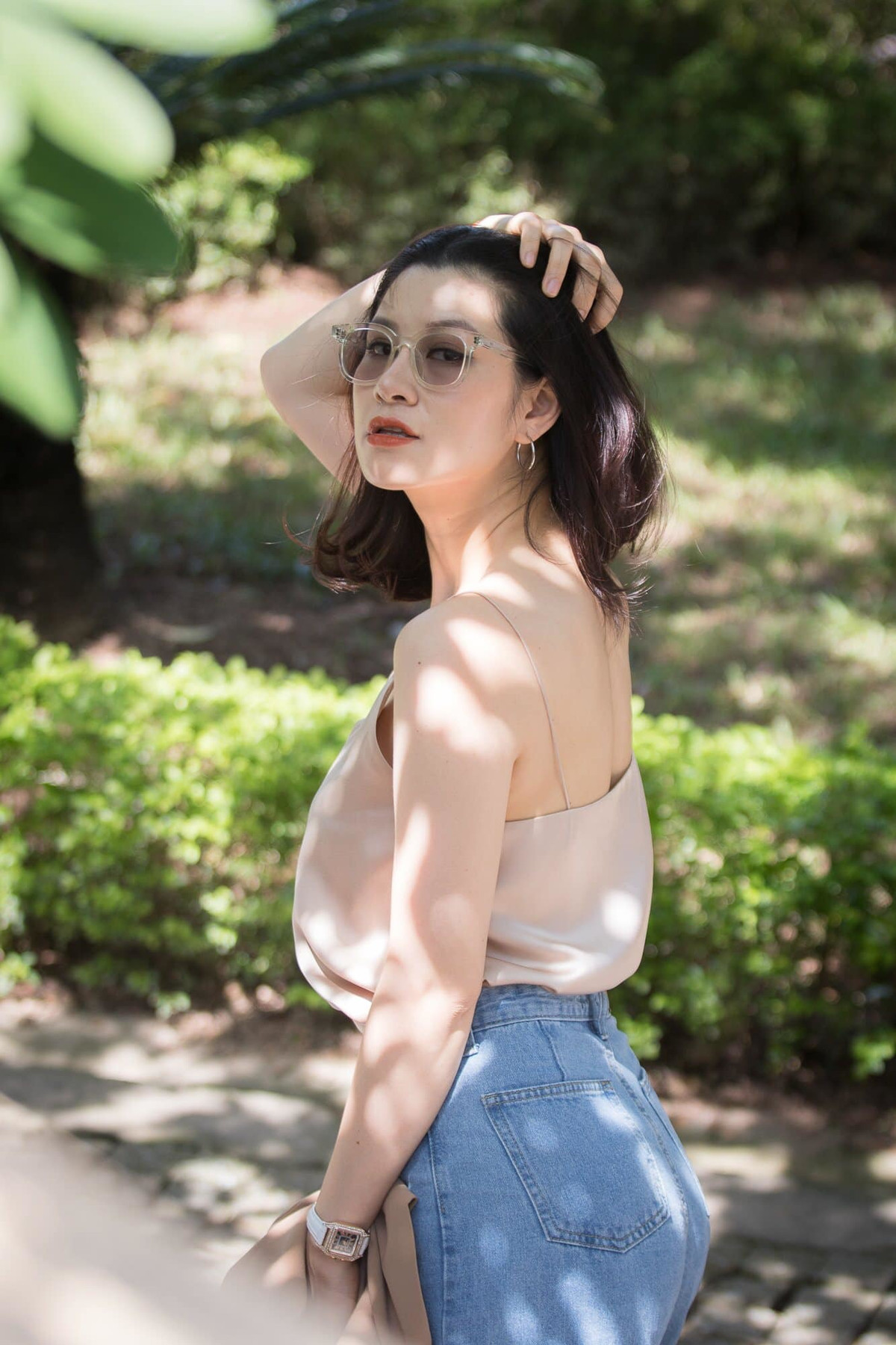 Diễn viên Lưu Huyền Trang khoe lưng trần gợi cảm.