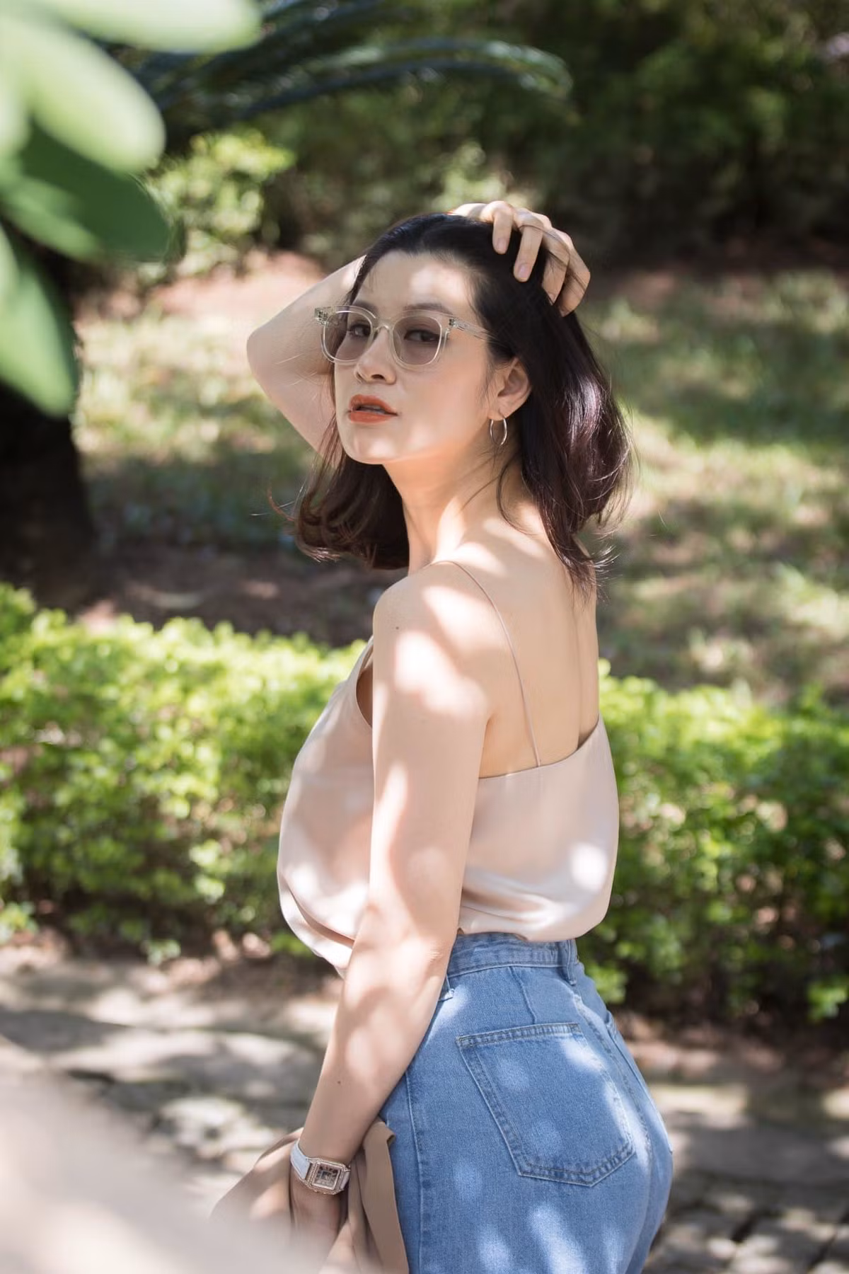 Diễn viên Lưu Huyền Trang khoe lưng trần gợi cảm.