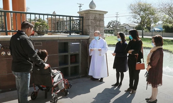 Sao việt hôm nay 4/3: Lễ an vị cố nghệ sĩ Lệ Thu diễn ra tại nghĩa trang Peek Family (California, Mỹ). Do ảnh hưởng của dịch COVID-19 nên lễ an vị được tổ chức đơn giản. Người thân và ca sĩ Phương Hồng Quế đến tiễn biệt nữ danh ca đều đeo khẩu trang.