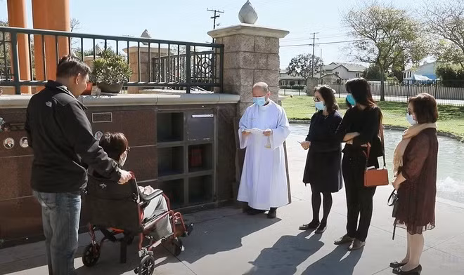 Sao việt hôm nay 4/3: Lễ an vị cố nghệ sĩ Lệ Thu diễn ra tại nghĩa trang Peek Family (California, Mỹ). Do ảnh hưởng của dịch COVID-19 nên lễ an vị được tổ chức đơn giản. Người thân và ca sĩ Phương Hồng Quế đến tiễn biệt nữ danh ca đều đeo khẩu trang.