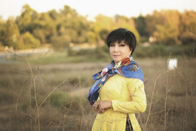 Buổi lễ diễn ra theo nghi thức Công giáo. Gia đình đặt tro cốt của cố nghệ sĩ bên cạnh kỷ vật là sợi dây chuyền. Trước giây phút cuối cùng, những người có mặt đều xúc động.