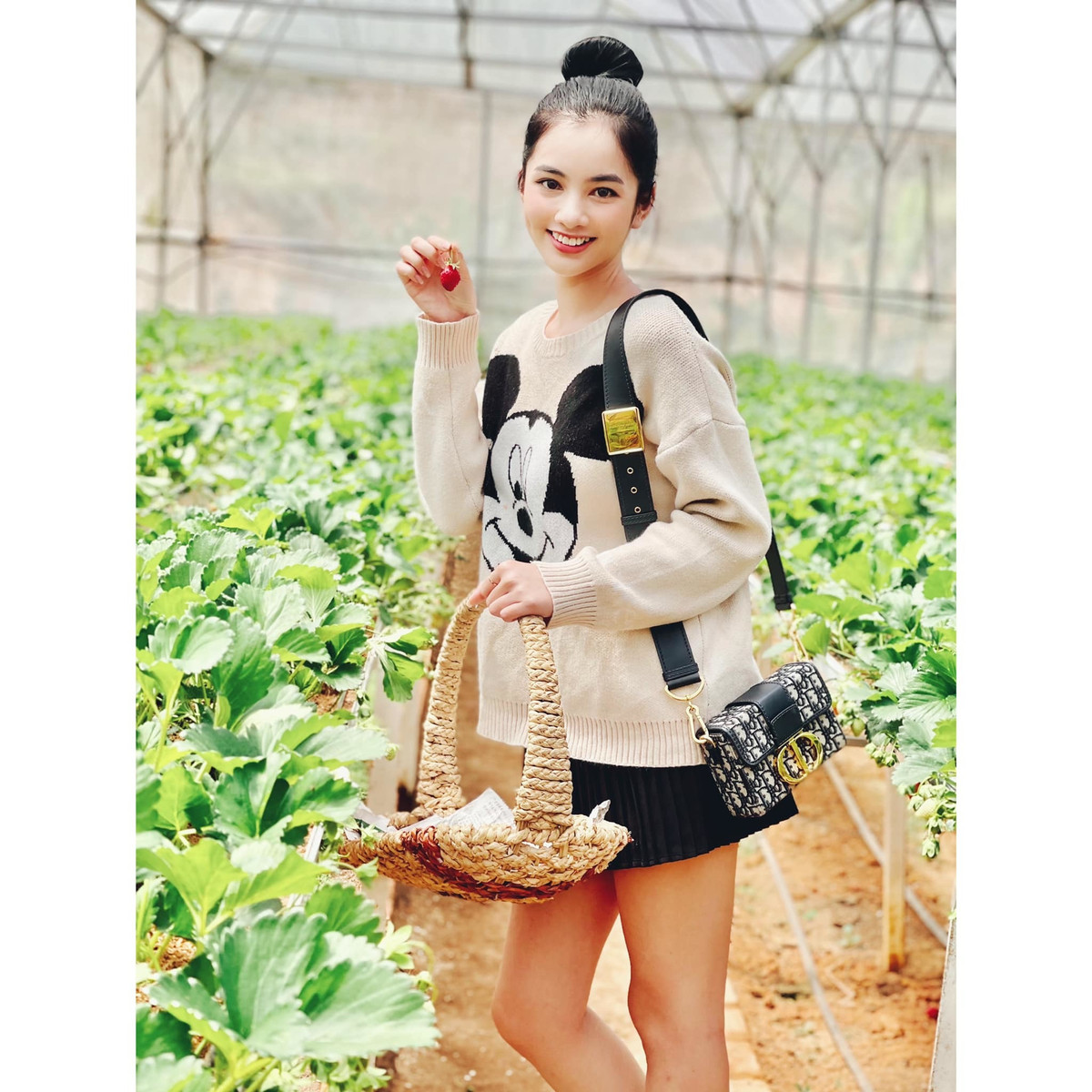 Người đẹp Cẩm Đan gợi cảm đi hái dâu tây.