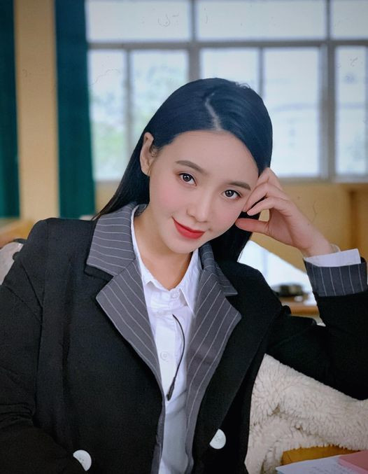 Quỳnh Cool than già trong shot hình với trang phục công sở.