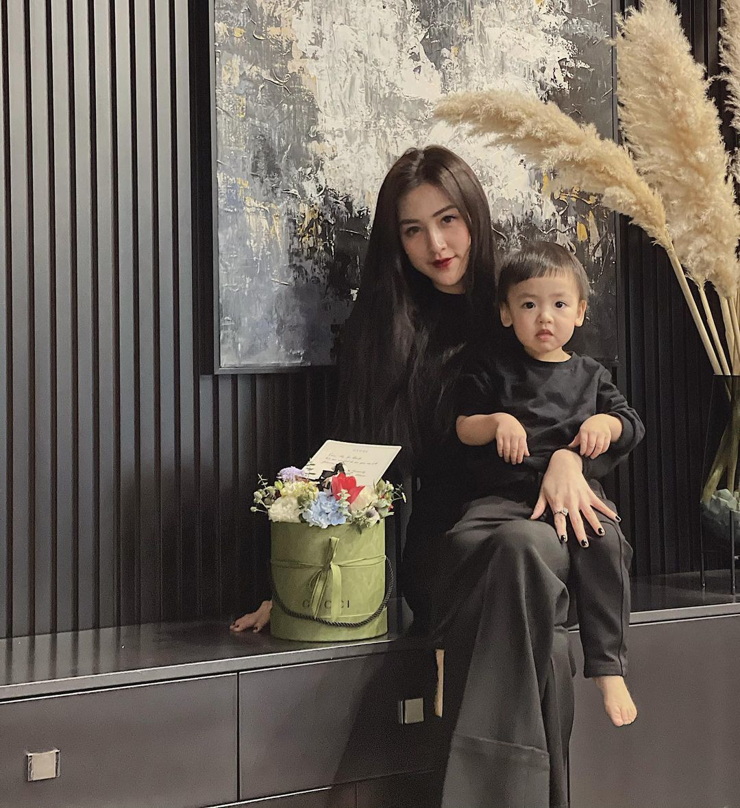 Dương Tú Anh khoe ảnh chụp cùng con trai đáng yêu.