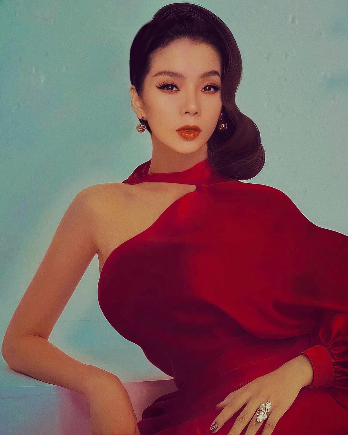 Đăng ảnh chân dung được fan vẽ tặng, Lệ Quyên viết những dòng triết lý ẩn ý. "Người ta cứ hay cửa miệng nói rằng, ước gì quay lại thời tuổi trẻ. Tôi thì khác, quay lại làm gì thời hiếu thắng, nông nổi, dại khờ đầy thua thiệt ấy. Tôi yêu mình của hiện tại nhất và có lẽ, càng thêm nhiều mùa xuân tôi càng yêu mình hơn bởi càng ngày, phiên bản này sẽ càng hoàn hảo", ca sĩ Lệ Quyên chia sẻ: