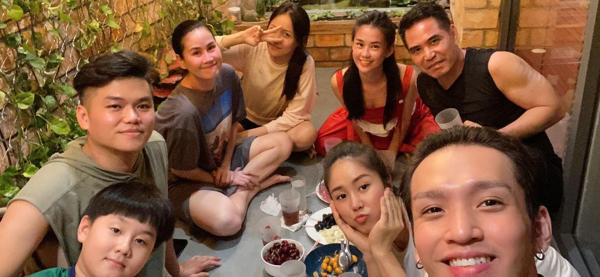 Dàn diễn viên 'Vua bánh mì' gồm Lê Phương, Trung Dũng, Thân Thúy Hà... tụ tập ăn uống vui vẻ bên nhau.