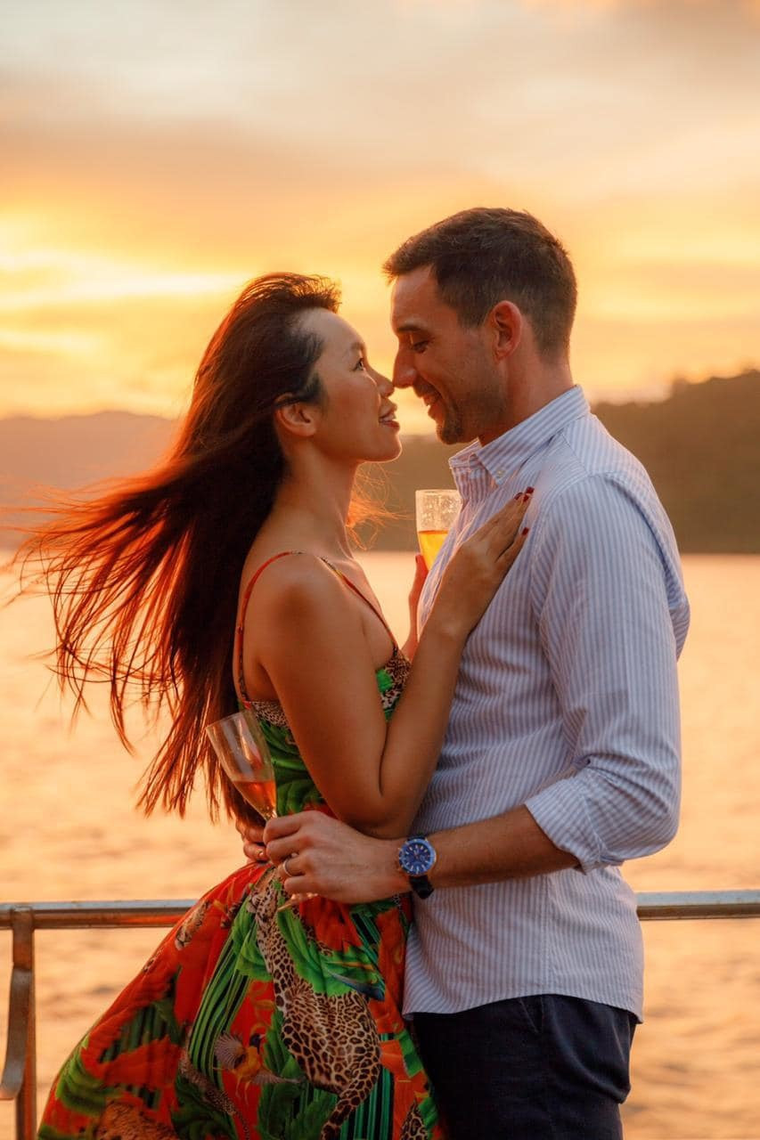 Hà Anh đăng ảnh bên ông xã ngoại quốc cùng những chia sẻ tiết lộ bí quyết giữ lửa gia đình. "Chúng ta phải học cách yêu bản thân mình, chăm sóc bản thân mình, đặt câu hỏi là mình có thể làm gì để bản thân được hạnh phúc hơn, mình mong muống chồng mình làm gì để mình và gia đình được hạnh phúc hơn", cô tiết lộ.