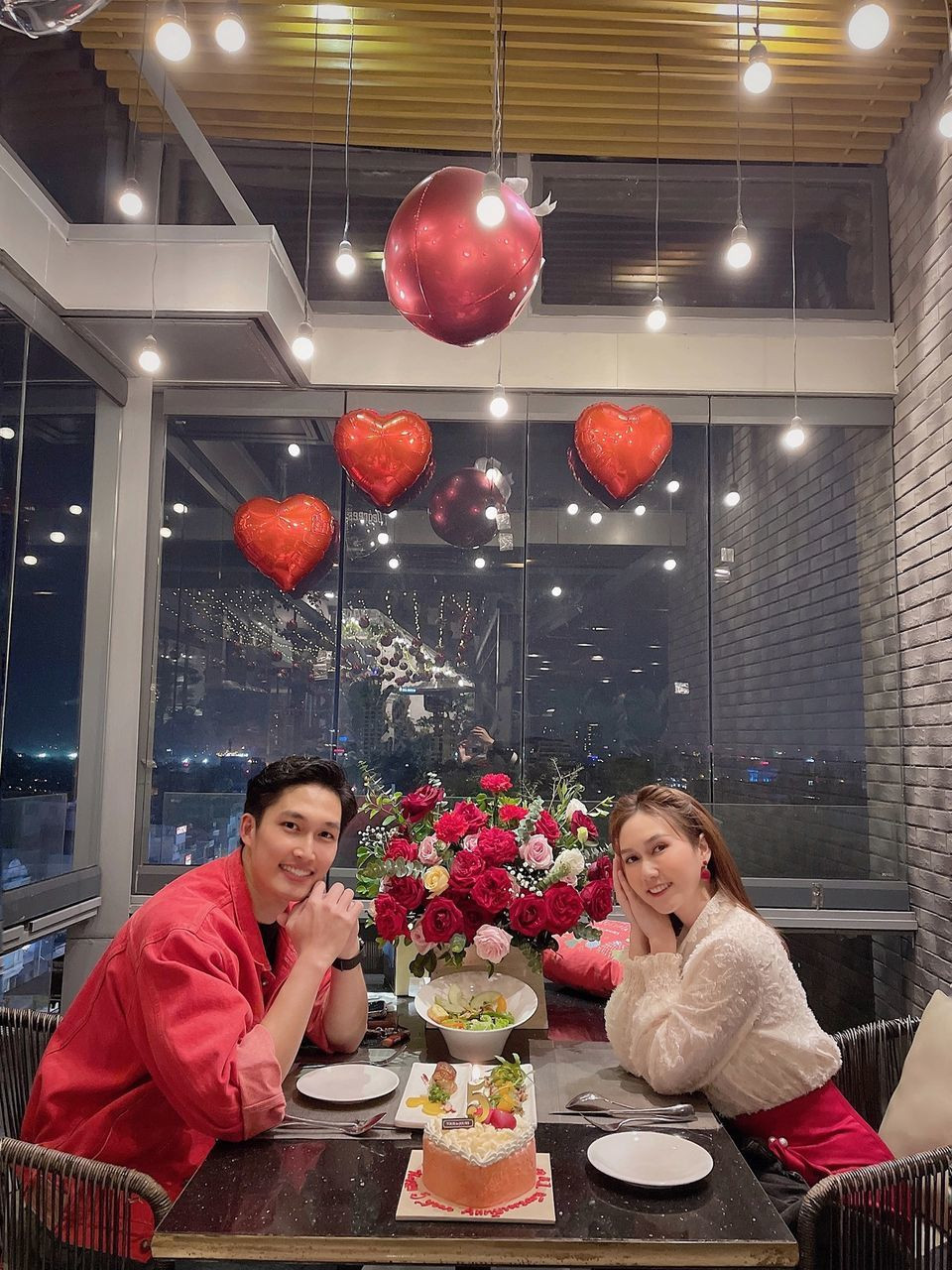 Cặp đôi diễn viên Đình Tú - Hương Giang hẹn hò kỷ niệm 5 năm yêu nhau.