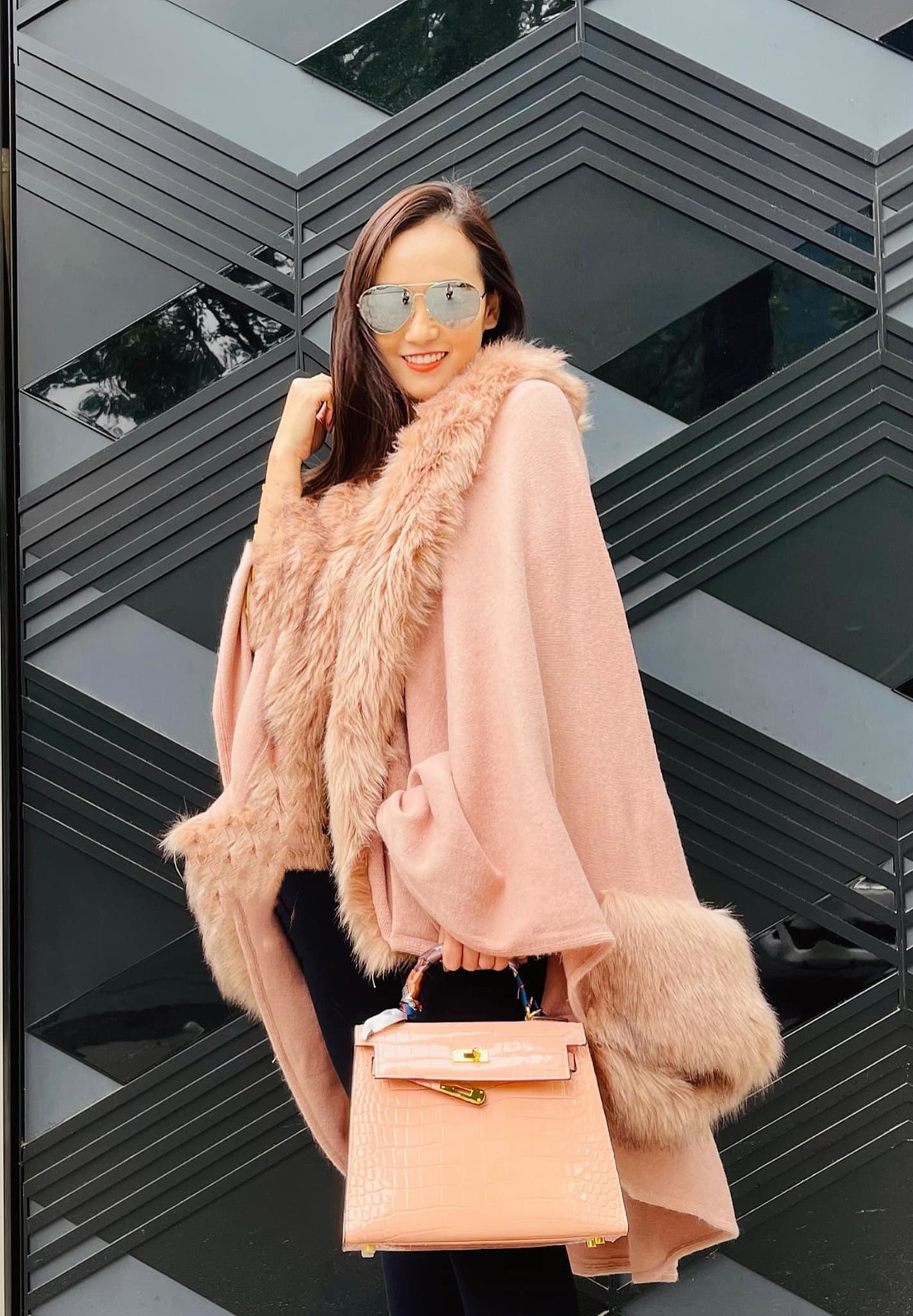 Đăng ảnh mặc áo lông, Lã Thanh Huyền hài hước: "Mai lạnh lắm các bác ơi, ra phố nhớ mặc ấm như tôi quấn cái chăn lên người như trong hình nhé".