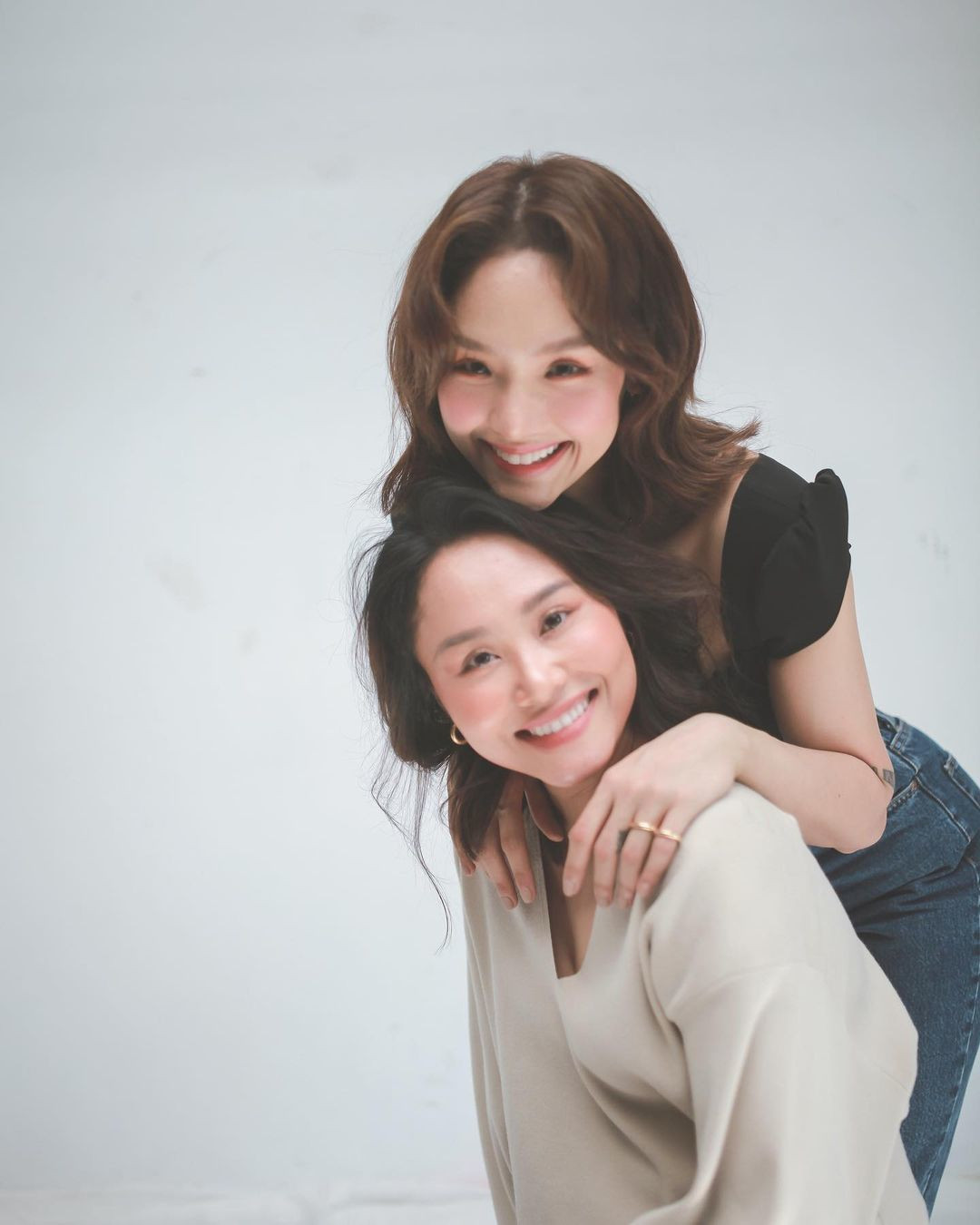 Miu Lê gây chú ý khi khoe ảnh với chị gái ruột vô cùng trẻ trung, xinh đẹp.