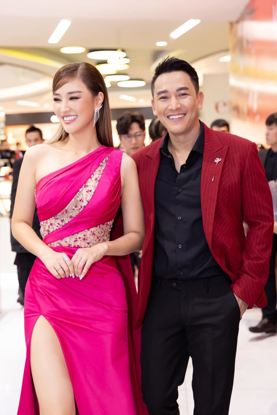 Hứa Vĩ Văn chia sẻ bức ảnh sánh đôi cùng Maya tại sự kiện. Cặp đôi hiện đang đóng cặp cùng nhau trong bộ phim đang chiếu rạp 'Em là của em'.