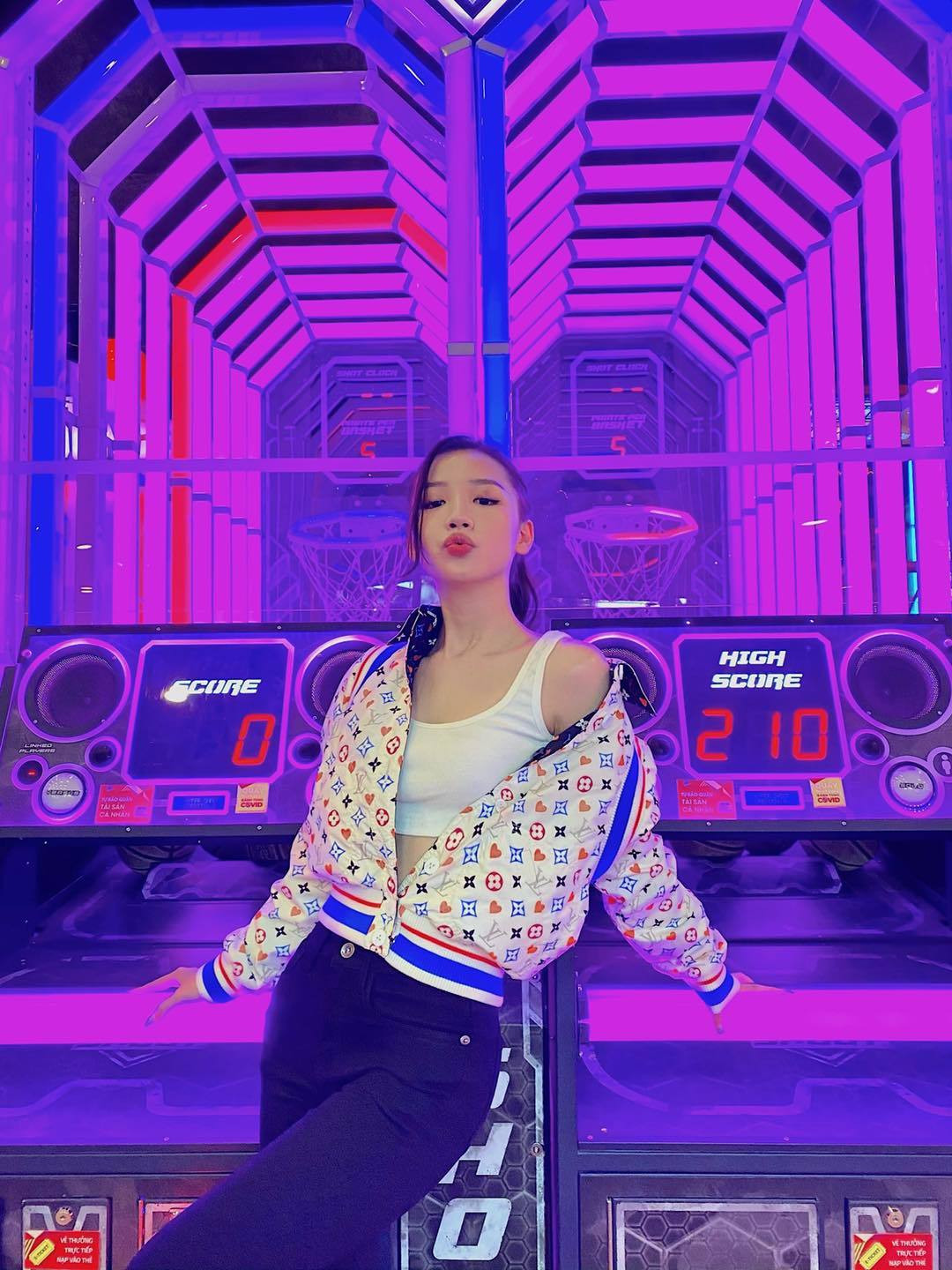 Amee đăng ảnh 'thá thính': "Anh muốn biết em thích gì, thì đọc lại chữ cái đầu tiên".