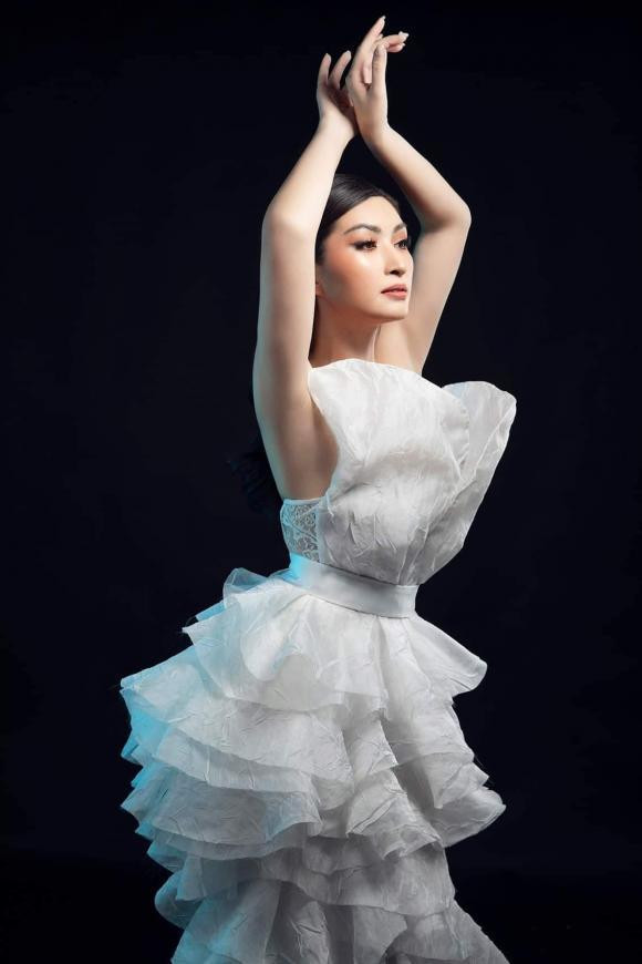 "Đôi lúc, vì quá trải đời mà đến lúc va chạm với nỗi đau sẽ không còn cảm giác tổn thương nữa hay vì quá hạnh phúc lại bỗng có thể làm giọt nước mắt tuôn rơi trong sự vô thức trạng thái song hành đó đều do con người nắm giữ. Nhưng rõ ràng con người sinh ra không phải để tan biến đi như làn sương khói vô danh mà chúng ta hãy in dấu trong cõi đời này và trong trái tim người khác bằng sự tử tế chân thành và hãy cố gắng có thể nhất đừng làm tổn thương người tin tưởng và yêu thương mình", ca sĩ Nguyễn Hồng Nhung tâm sự.