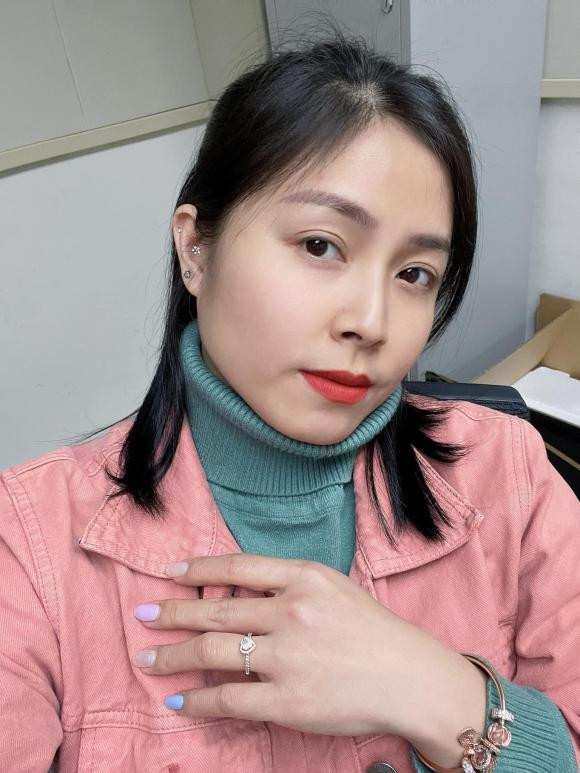 BTV Nguyễn Hoàng Linh chia sẻ: "Mặc áo “cậu” Hùng đi làm. Các bác đã thấy quả Sen nào vênh như Linh chưa ạ".