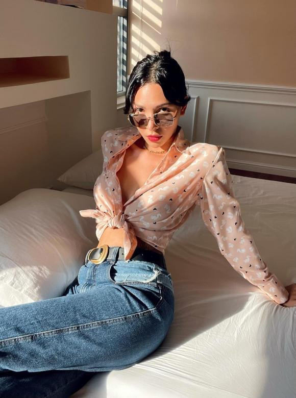 Minh Triệu khoe eo thon: "Thích sơ mi nhưng lại chuộng đồ hở rốn. Chân dung cô gái tràn đầy sự mâu thuẫn của ngày thứ năm".