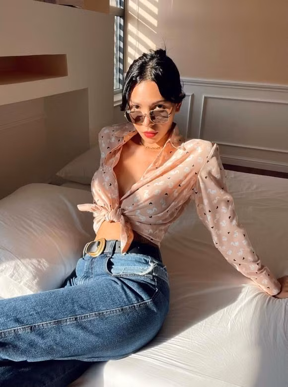 Minh Triệu khoe eo thon: "Thích sơ mi nhưng lại chuộng đồ hở rốn. Chân dung cô gái tràn đầy sự mâu thuẫn của ngày thứ năm".