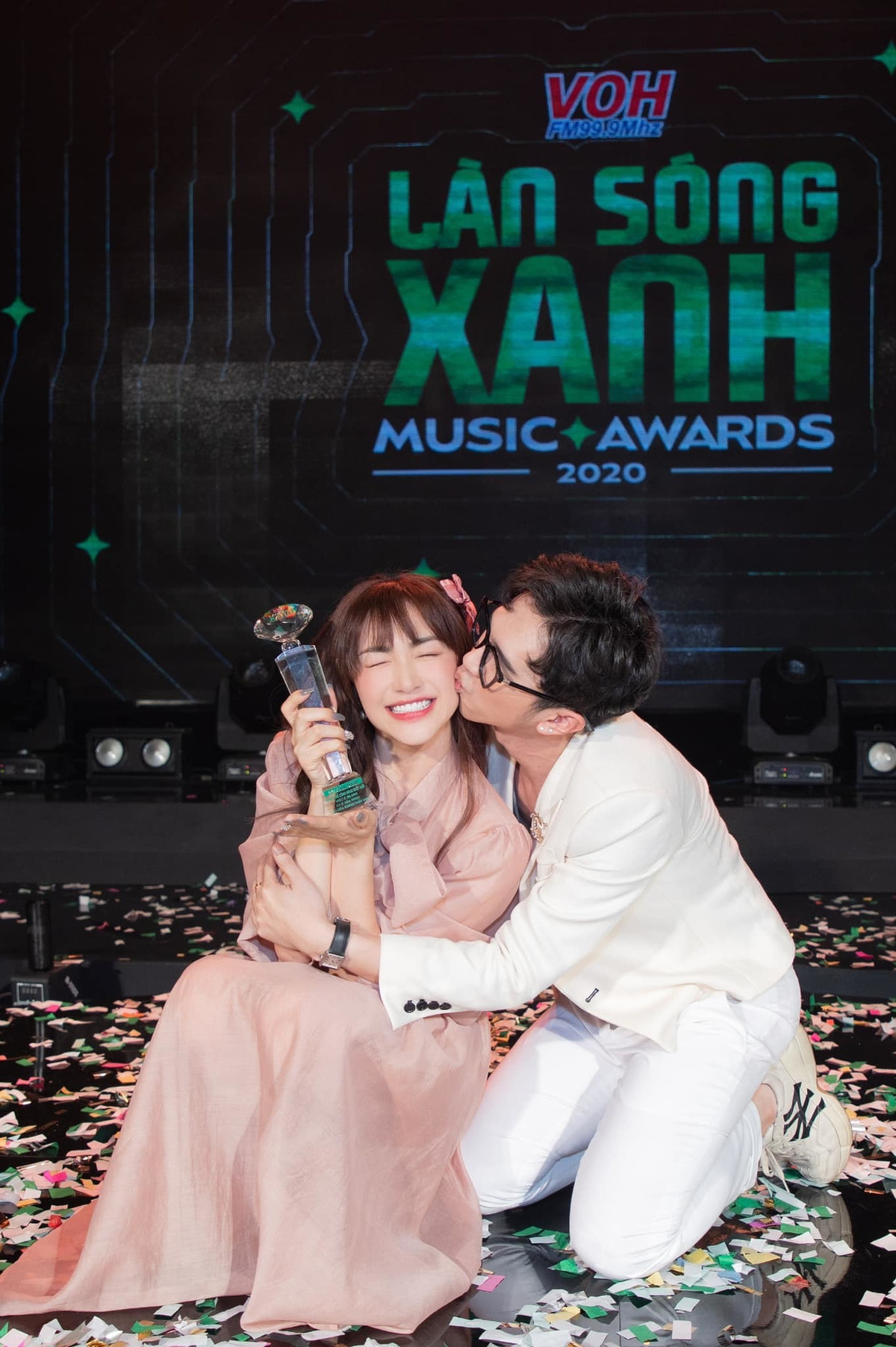 MC Minh Xù đăng ảnh hôn má Hòa Minzy để chúc mừng và động viên đàn em đoạt cúp Làn sóng xanh.