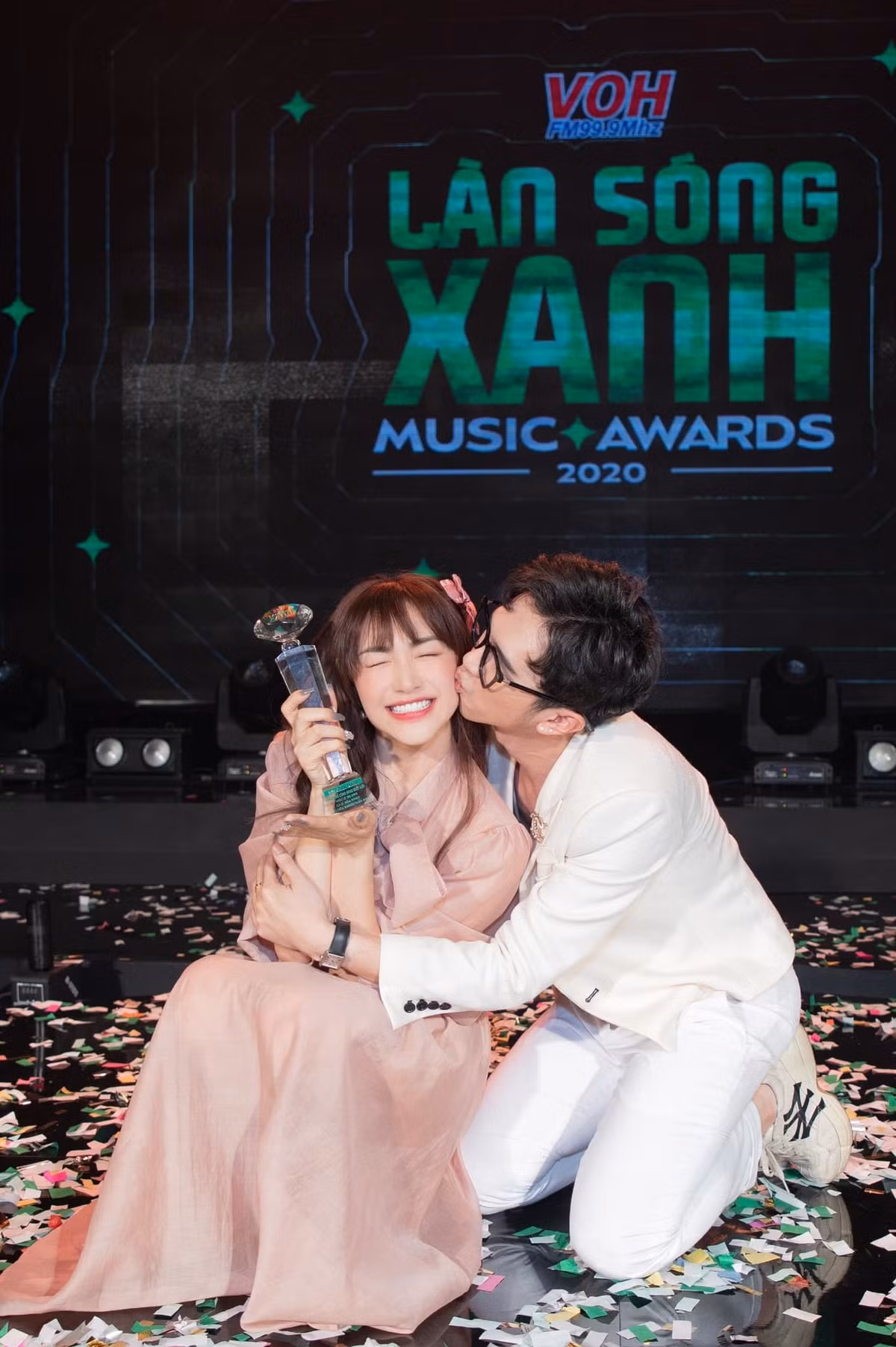 MC Minh Xù đăng ảnh hôn má Hòa Minzy để chúc mừng và động viên đàn em đoạt cúp Làn sóng xanh.