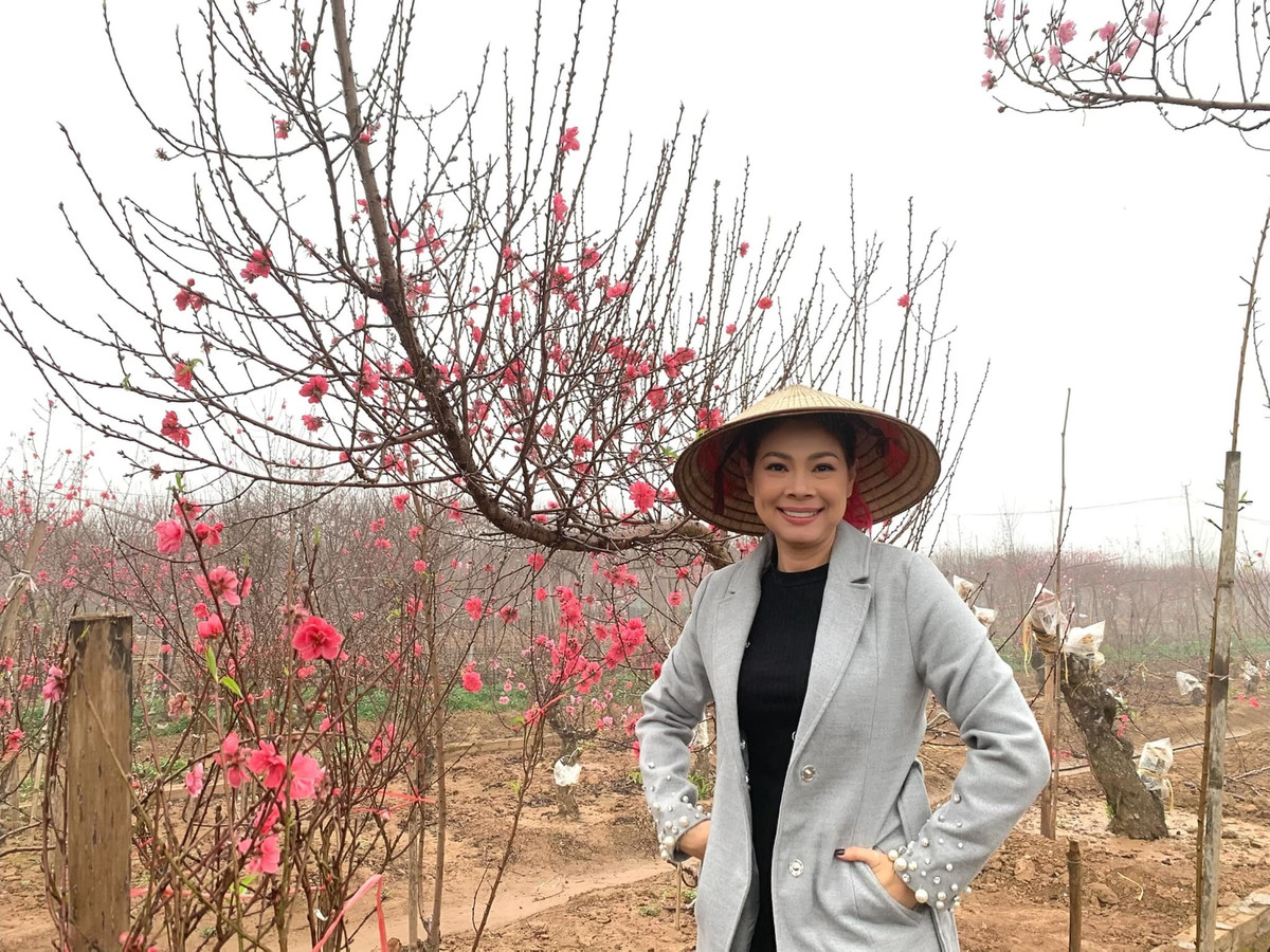 Thanh Thảo bên cành đào Nhật Tân ở Âu Cơ, Hà Nội.