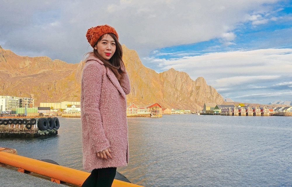 MC Diệp Chi đẹp đằm thắm bên hồ.