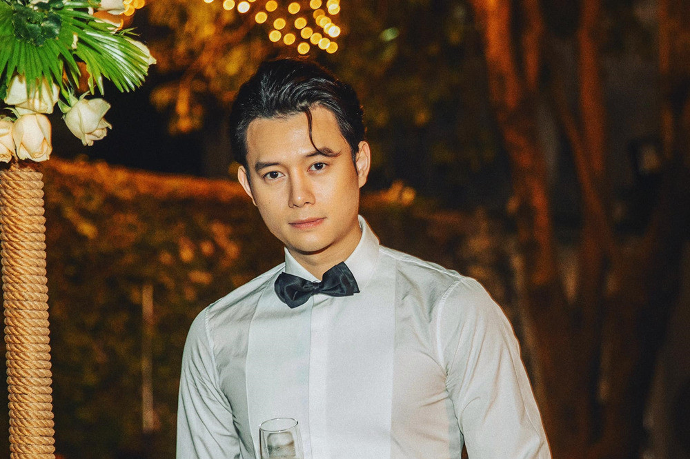 Diễn viên Anh Dũng đăng ảnh điển trai trong sơ mi trắng với cây chuyện về mặt trời và gió ẩn ý cho cách ứng xử của con người.