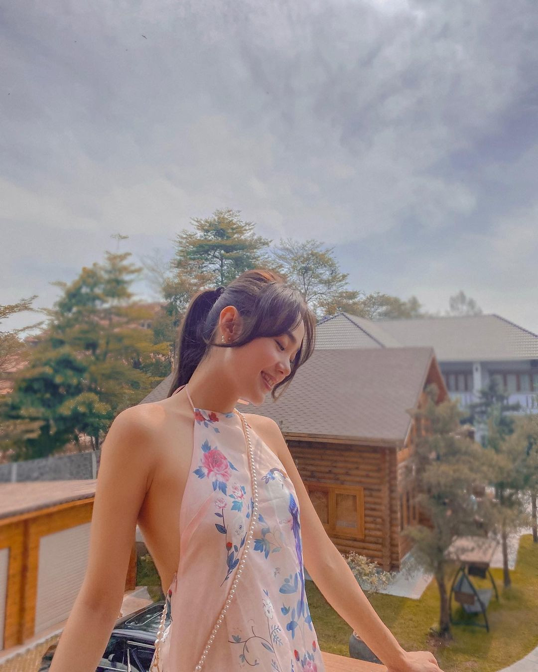 Minh Hằng khoe vẻ đẹp xuân thì với áo yếm. Cô thông báo đã về nhà ăn Tết từ hôm nay.