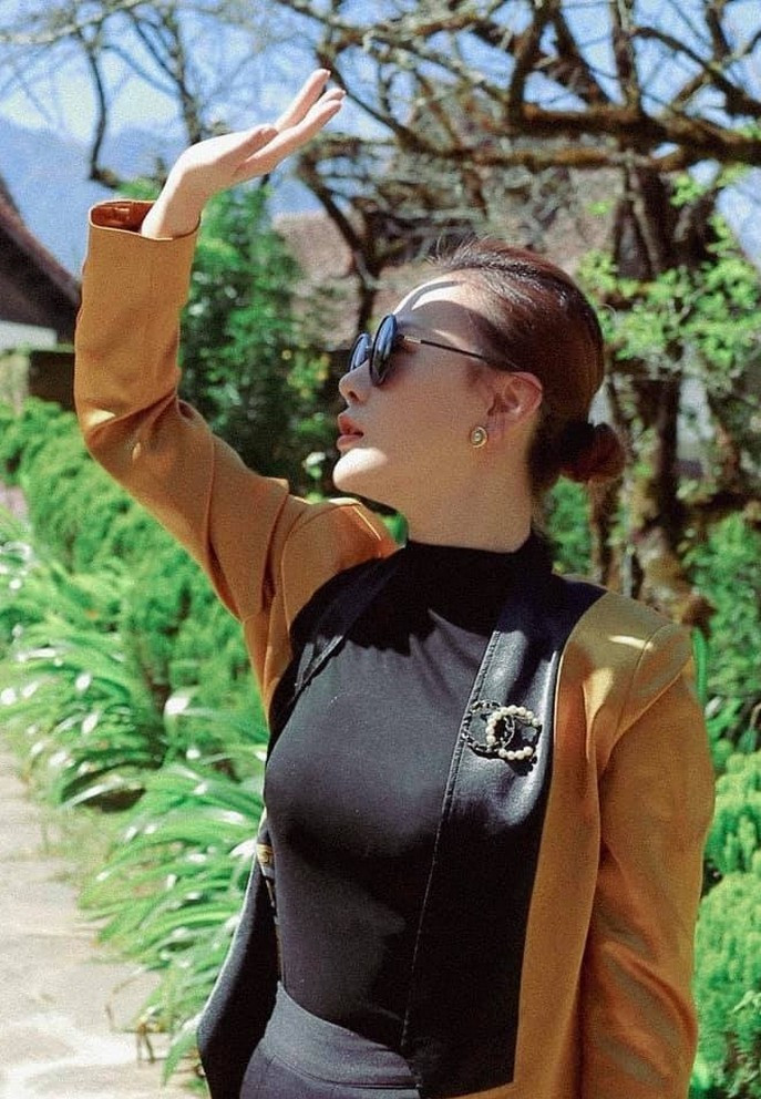 Phương Oanh diện đồ hiệu sang chảnh trái ngược với vai diễn của cô trong 'Hương vị tình thân' bị nhiều người chê mặc xấu.