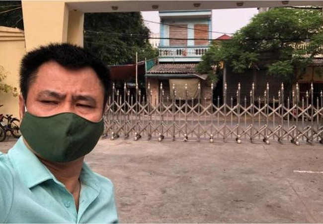 "Sự vắng vẻ không hề bình yên chút nào", NSND Tự Long biểu cảm buồn bã khi chụp ảnh giữa không gian vắng lặng.