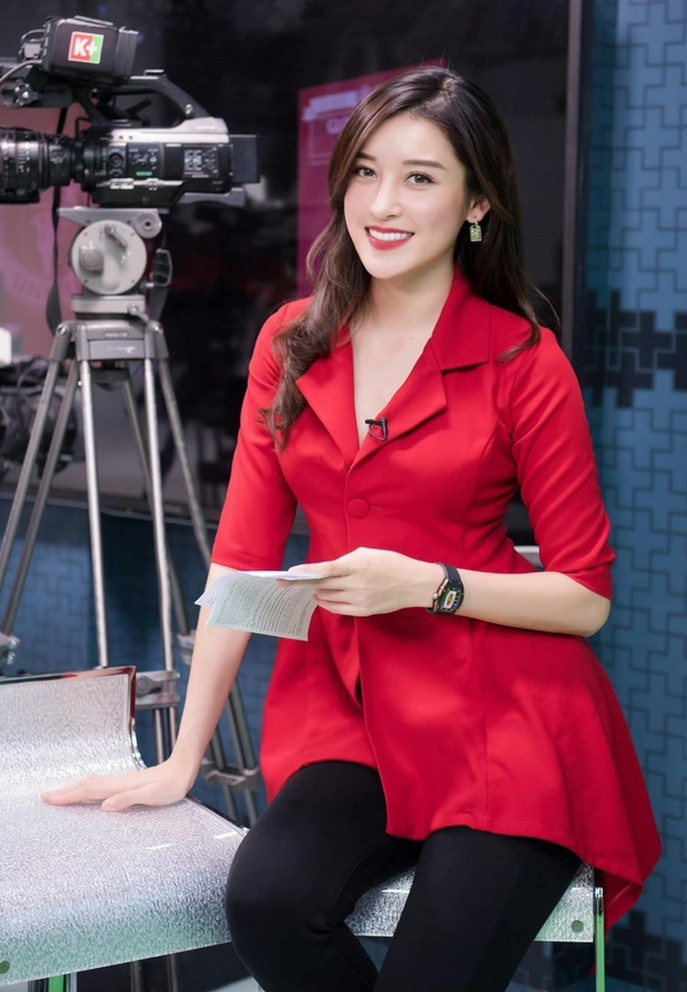 Sao Việt hôm nay 19/8: Á hậu Huyền My tự tin trong lần đầu làm MC một chương trình về bóng đá.