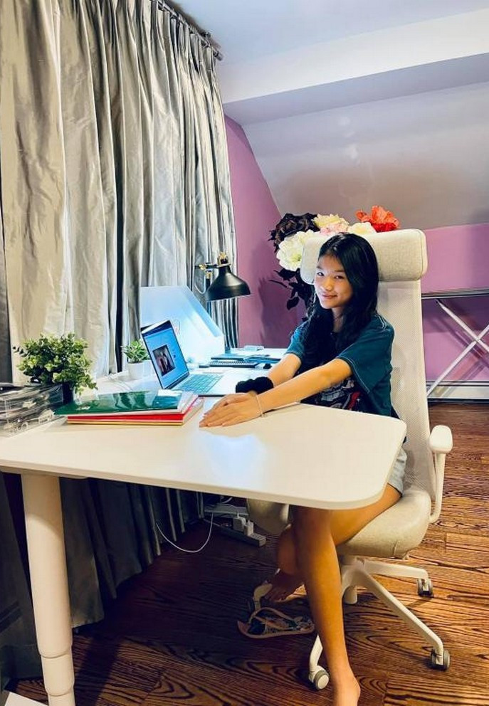 "Ngày đầu con gái yêu học trực tuyến. Chưa gì đã học lớp 8 rồi", anh chia sẻ.