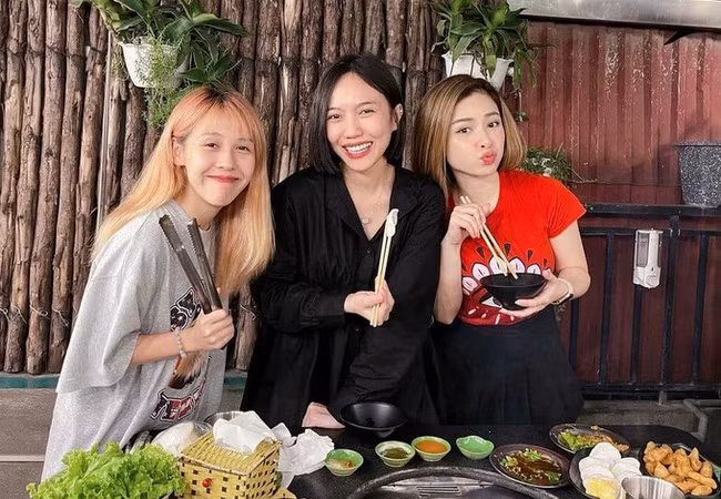 Bộ ba Hậu Hoàng, Diệu Nhi và Dương Hoàng Yến nhớ những ngày được tụ tập ăn nhiều món ngon.