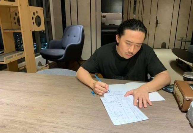 Trấn Thành cặm cụi học tiếng Hàn do chính bà xã Hari Won làm gia sư chỉ dạy.